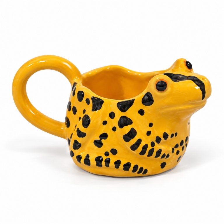 Taza de cerámica ranita amarilla de Maru Maravilla, hecha a mano en Bilbao, vista lateral