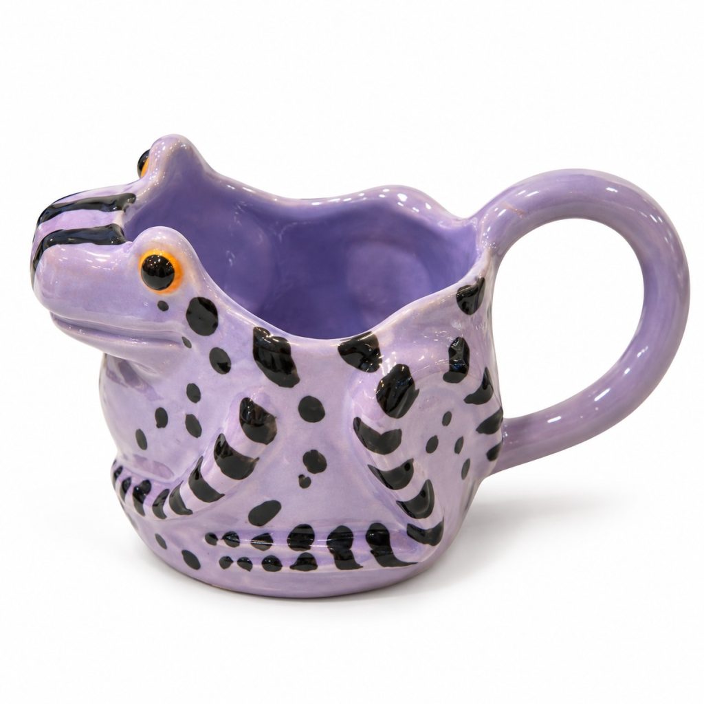 Taza de cerámica ranita lila de Maru Maravilla, hecha a mano en Bilbao, vista de tres cuartos