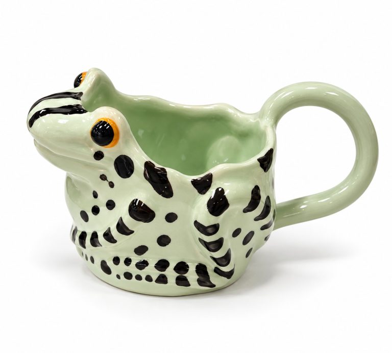 Taza de cerámica ranita verde de Maru Maravilla, hecha a mano en Bilbao, vista lateral