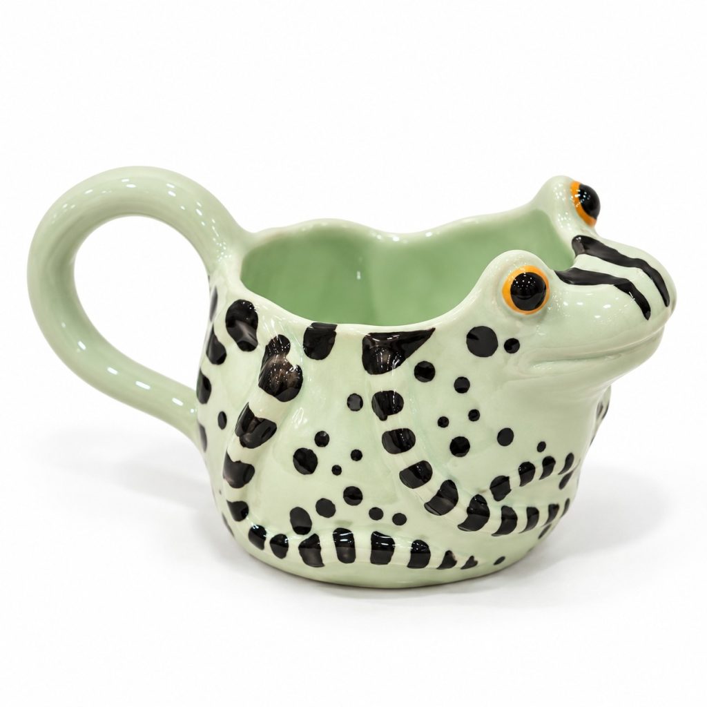 Taza de cerámica ranita verde de Maru Maravilla, hecha a mano en Bilbao, detalle del acabado